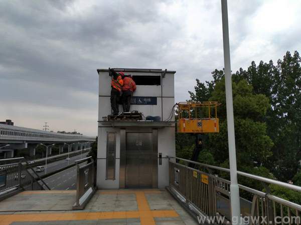 武汉光谷地铁站钢结构电梯井道两侧百叶窗增加玻璃雨棚